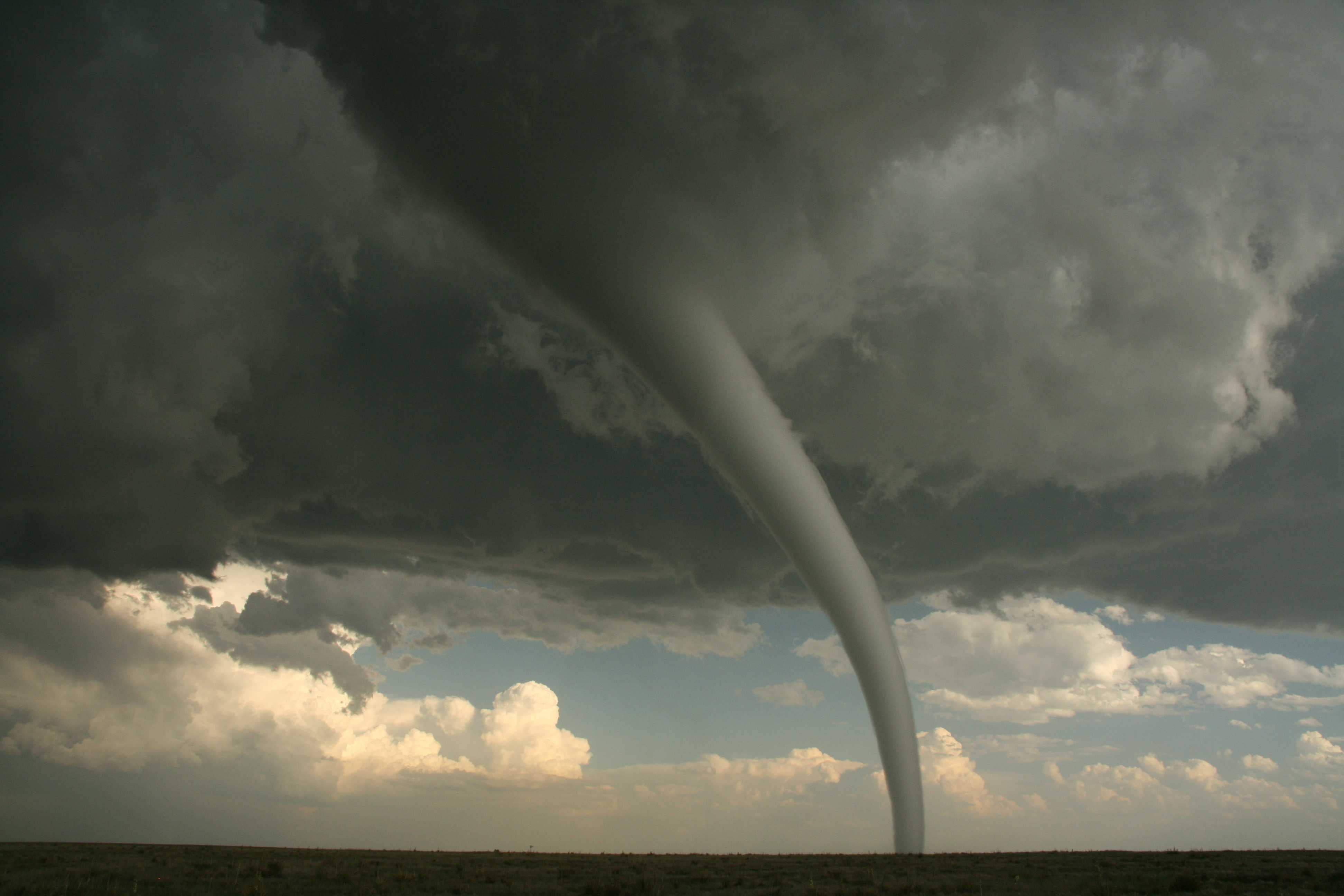 nuage en entonnoir vs tornade